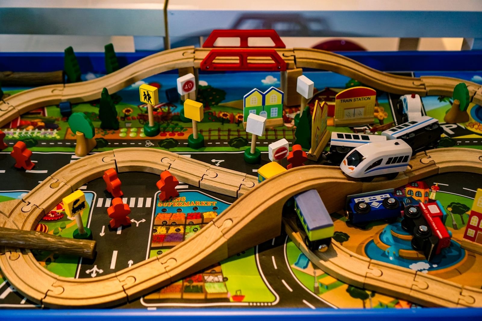Brio railway with bridge and train, photo 1 of 1